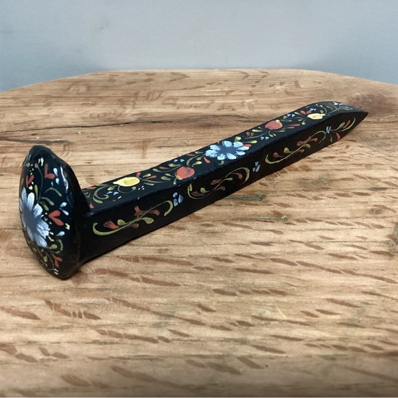 Beautiful vintage hand painted Railroad Spike - Flowers themed design - Unique - Picture 5 of 12